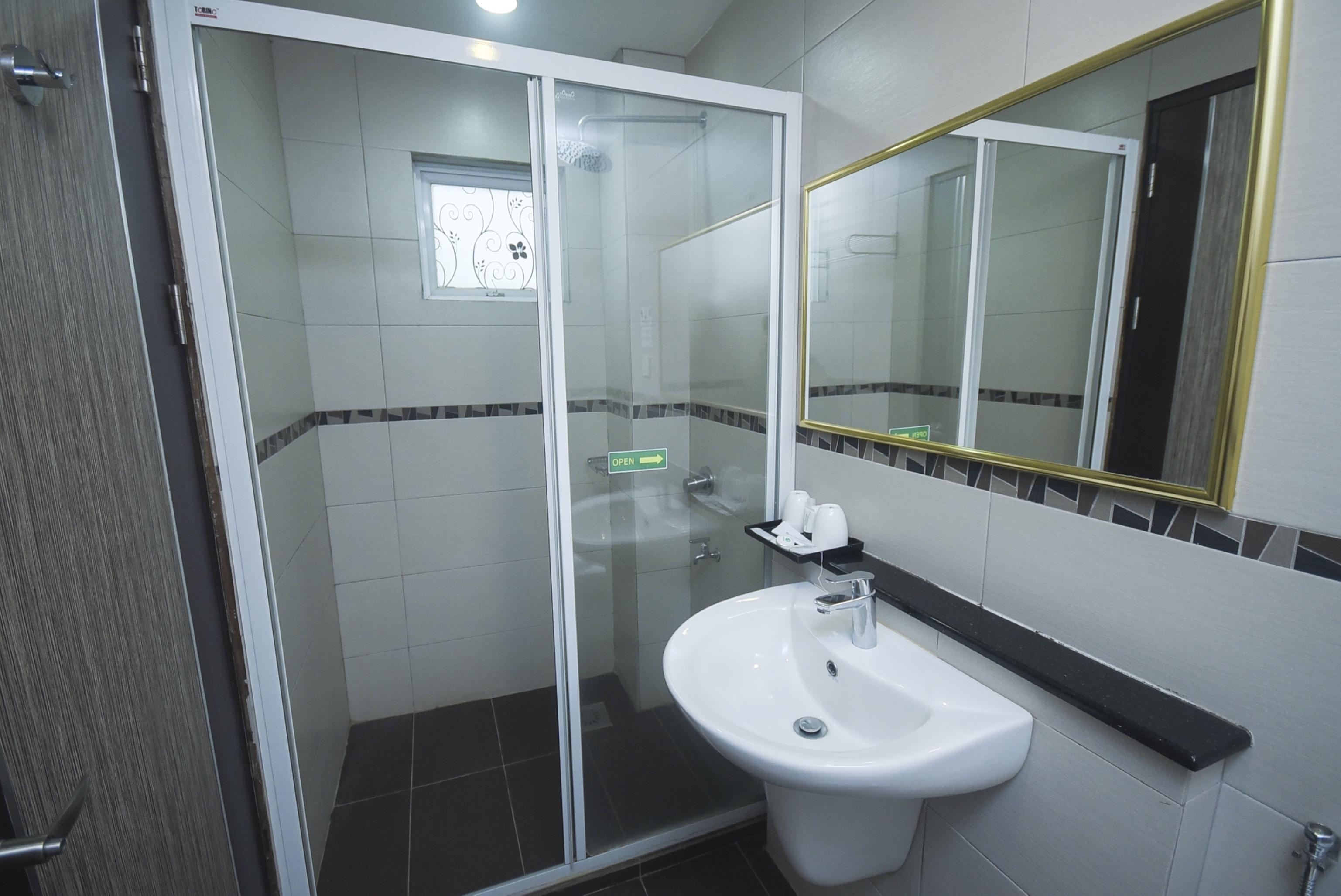 Super Oyo 985 Hotel Nur Мири Экстерьер фото
